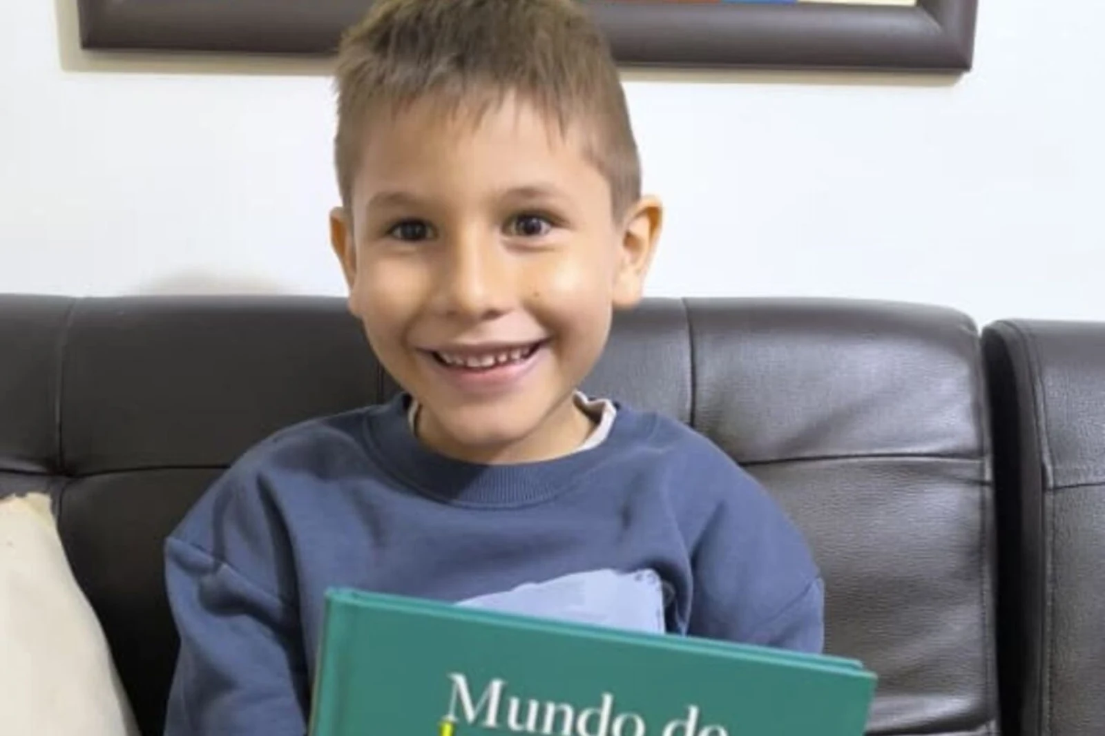 Mateo Gabriel Pérez sentado con un libro, en la fotografía de El Impulso sobre su medalla de geometría