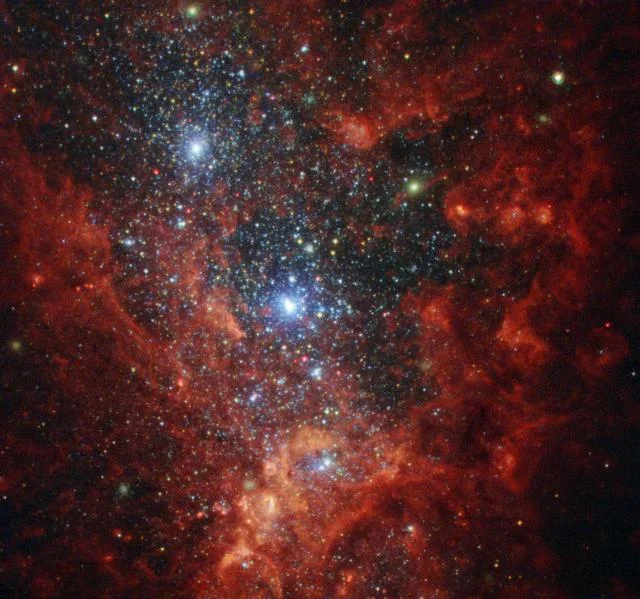 Región de formación estelar fotografiada por el Hubble: nubes de gas rojizo con estrellas jóvenes dentro